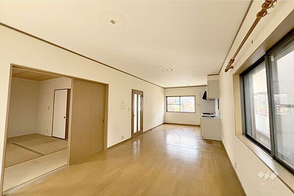 ～LDK～約14.5帖あります。窓から差し込む光がお部屋の雰囲気を明るくします。ソファーやダイニングテーブルを置いて家族の憩いの場としてゆっくり過ごすことができます。［2026年7月9日撮影］