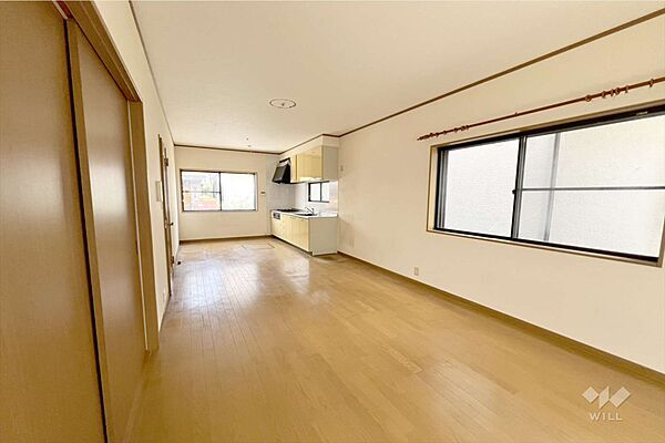 ～LDK～約14.5帖あります。窓から差し込む光がお部屋の雰囲気を明るくします。ソファーやダイニングテーブルを置いて家族の憩いの場としてゆっくり過ごすことができます。［2026年7月9日撮影］