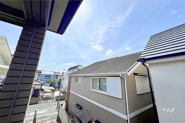 バルコニーからの眺め（南東方向）前の建物とは距離があり、高い建物はございませんので、陽当りに問題はございません！南向きですので、陽当り・通風良好です！［2026年6月17日撮影］