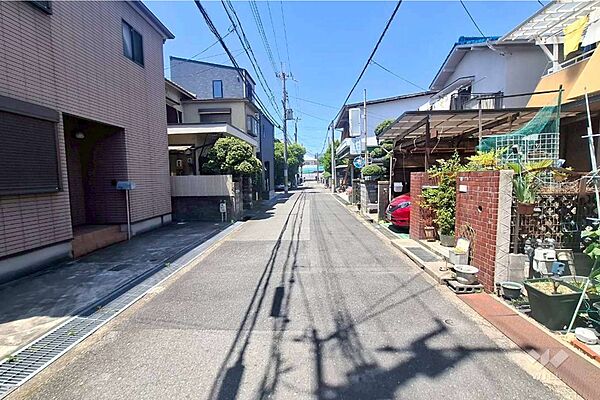 ～物件の駐車スペース～お車1台分の駐車スペースがございます。（車種による）お車以外にも自転車や、バイクなども十分停めておくことが可能になっております［2026年5月19日撮影］