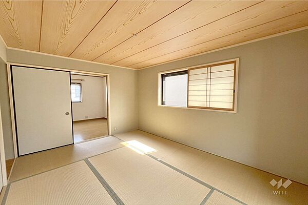 ～2階和室6帖～バルコニーに面した、大きく窓がとられてるため、開放感があり、明るく快適にお過ごしいただけます。洋室約7.2帖と続き間になっており、広さを感じることができます！