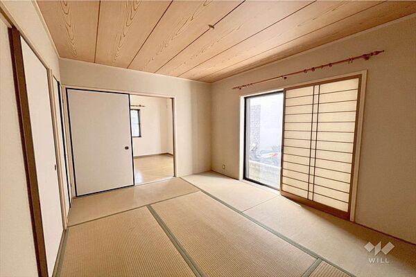 ～1階和室約6帖～LDKとつながっているため広さを感じることができます！お子様のお昼寝のスペースやお遊びスペース、客間としても重宝しそうです。［2026年7月9日撮影］