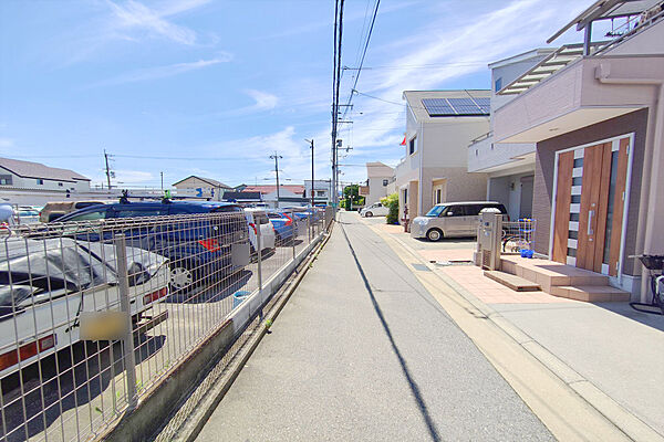 物件の南側前面道路（東側から）［2026年6月11日撮影］
