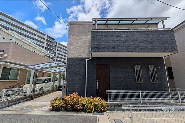 ～物件の外観（南西側から）～・阪急伊丹線「伊丹駅」徒歩13分！・敷地面積約30坪・整形地！・太陽光発電システムあり！・LDK約15.6帖・主寝室約9.3帖！［2026年6月3日撮影］