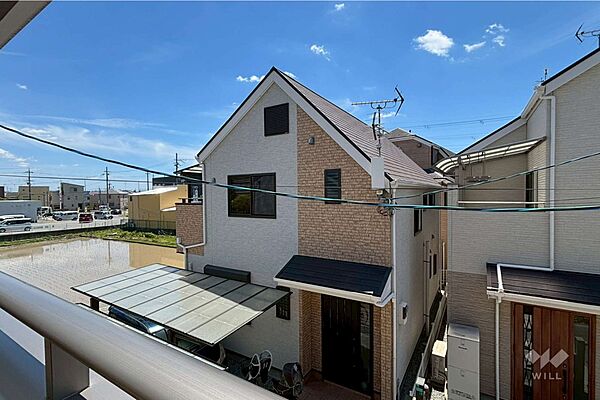～バルコニーからの眺め（南方向）～周辺に高い建物がないので、日当たりに問題はなさそうです！お洗濯物も良く乾きそうです！［2026年7月14日撮影］
