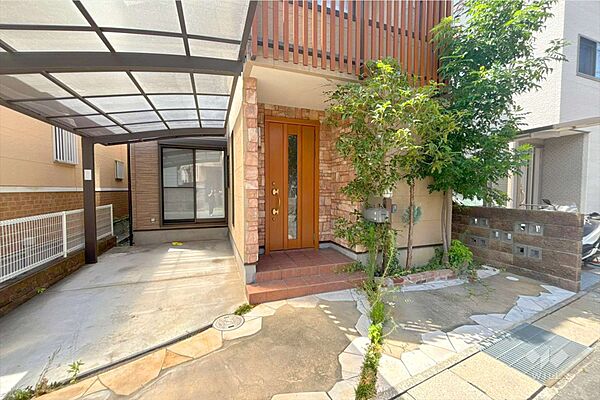 ～物件の玄関～レンガ調の外観がおしゃれな洋風の住宅です。2階バルコニー部分が屋根代わりになっており、雨の日もスムーズに出入りできます。［2026年8月10日撮影］