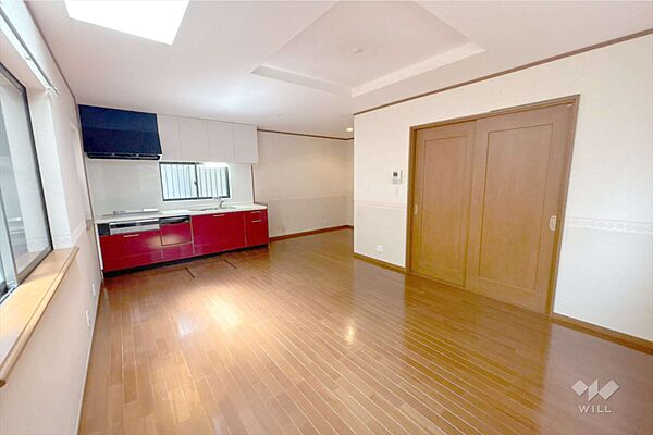 LDK約15.5帖あります。窓から差し込む光がお部屋の雰囲気を明るくします。ソファーやダイニングテーブルを置いて家族の憩いの場としてゆっくり過ごすことができます。［2026年8月10日撮影］