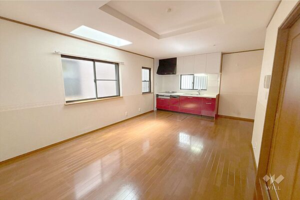 LDK約15.5帖あります。窓から差し込む光がお部屋の雰囲気を明るくします。ソファーやダイニングテーブルを置いて家族の憩いの場としてゆっくり過ごすことができます。［2026年8月10日撮影］