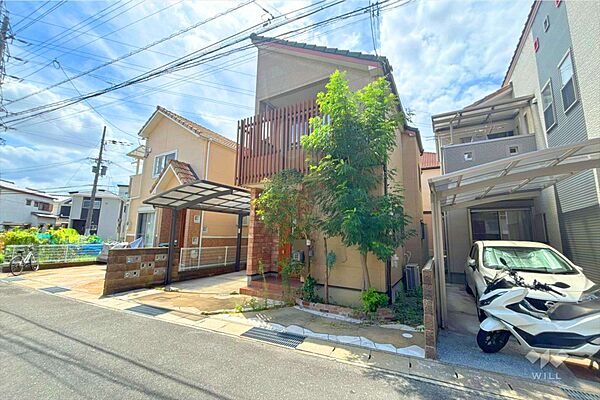 ～物件の外観（北東側から）～玄関横には植栽が植えられており、緑を感じることができます！毎日の出入りも気持ちよくできそうですね！［2026年8月10日撮影］