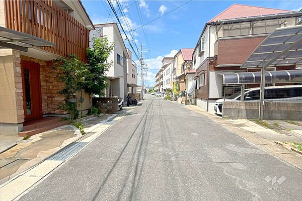 ～物件の東側前面道路（南側から）～この物件は阪急伊丹線「伊丹駅」から西へバス乗車約12分・徒歩2分、『伊丹市寺本6丁目』にある中古戸建てです！［2026年8月10日撮影］