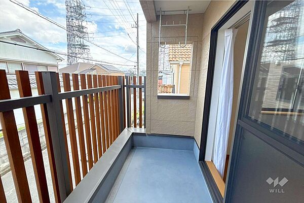 ～東側バルコニー～2面バルコニーですので、通風良好です！換気もしっかりできそうです！東向きのため午前中はよく日光が入ります。お洗濯物を干すには十分なスペースがございます。
