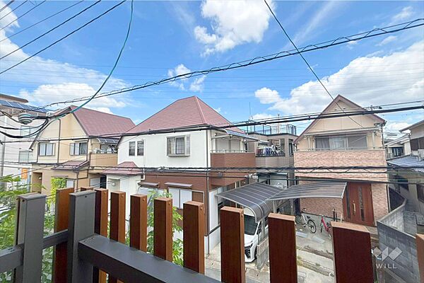 ～バルコニーからの眺め（北東方向）～周辺には高い建物がなく、通風採光良好です。前面道路がはっきり見えるので、バルコニーからお子様の帰宅を確認できます。［2026年8月10日撮影］