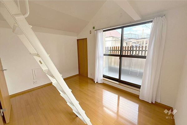 ～ロフト～東側洋室約6帖にあるロフト。収納として活用してもいいですし、隠れ家的スペースとしてもご活用いただけます。お子様にも喜ばれます！［2026年8月10日撮影］