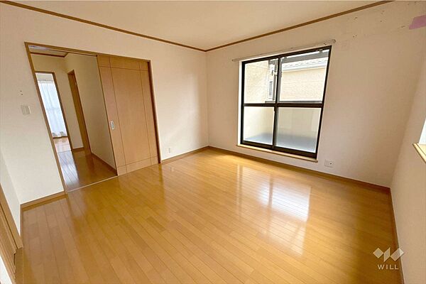 ～西側洋室8帖～クローゼットがあるため、お部屋がすっきり片付きそうです！居住スペースをより広く確保できます！寝室としても、十分な広さとなっております！［2026年8月10日撮影］