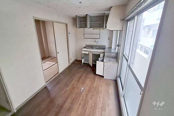 ～LDK～約10.5帖あります。窓から差し込む光がお部屋の雰囲気を明るくします。ソファーやダイニングテーブルを置いて家族の憩いの場としてゆっくり過ごすことができます。［2026年6月5日撮影］