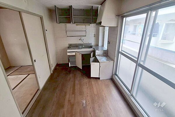 ～LDK～約10.5帖あります。窓から差し込む光がお部屋の雰囲気を明るくします。ソファーやダイニングテーブルを置いて家族の憩いの場としてゆっくり過ごすことができます。［2026年6月5日撮影］