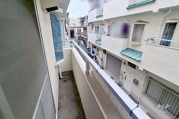 ～2階南東側バルコニー～お洗濯物を干すには十分なスぺースがございます！前面の建物とは距離がございますので、陽当りに問題はなさそうです！［2026年6月5日撮影］