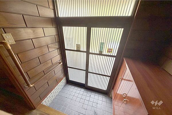 ～玄関～シューズボックス・収納がございますので、すっきりとした綺麗な状態が保てます。また、手すりがついており、お子様やお年寄りにも安心です。［2026年9月5日撮影］