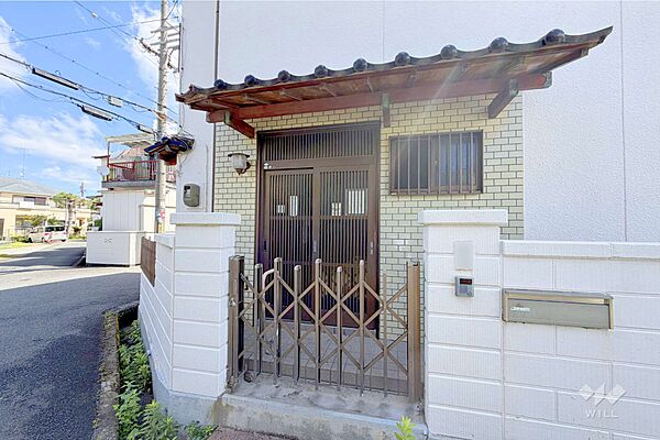 ～物件の玄関～門扉がついており、プライバシー性の高いお住まいになっております。また、屋根がついておりますので雨の日の出入りもスムーズです！［2026年9月5日撮影］