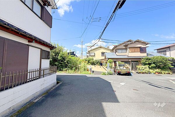 ～物件の北側前面道路（東側から）～地勢は平坦で、自転車でラクに行き来ができるエリア。渡り鳥の飛来地として有名な『昆陽池公園』に近く、気軽に緑豊かで広々とした公園でお散歩も楽しめます。
