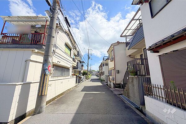 ～物件の北側前面道路（西側から）～最寄りのバス停からは阪急「伊丹駅」の他、JR「伊丹駅」やJR「中山寺駅」へアクセスできます。［2026年9月5日撮影］