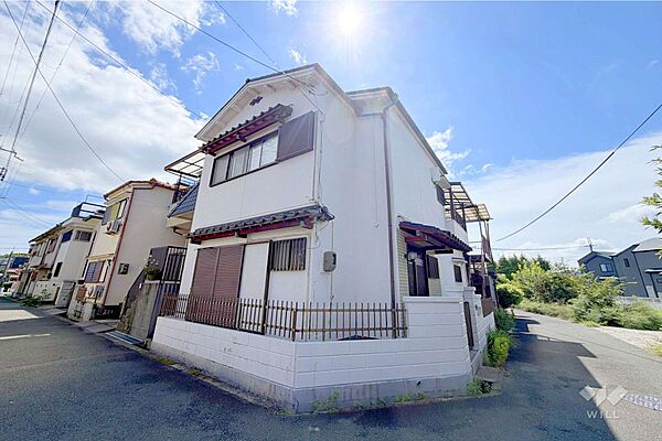 ～物件の外観（北西側から）～・駅からバス乗車約11分・徒歩4分！・角地につき採光・通風良好！・現在は空き家！・広大な『昆陽池公園』近く！［2026年9月5日撮影］