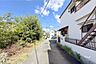 外観：～物件の西側前面道路（南側から）～この物件は阪急伊丹線「伊丹駅」から北西へバス乗車約11分・徒歩4分、『伊丹市松ケ丘1丁目』にある中古戸建です。［2026年9月5日撮影］
