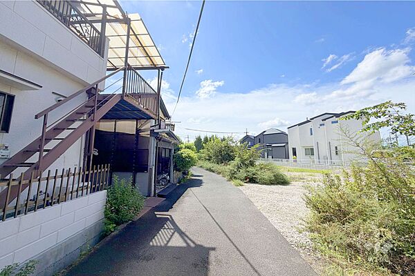 物件の西側前面道路『松ケ丘1丁目』は一戸建てが整然と並ぶ、閑静な住宅地。東側には住友電工の大きな工場がありますが、工場の周囲を囲む木々のおかげでたいへん緑豊かな印象です。