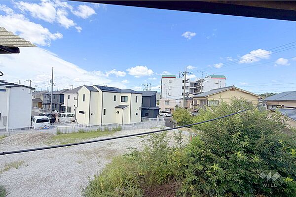 ～バルコニーからの眺め（西方向）～周辺には高い建物がなく、通風採光良好です。お洗濯物もよく乾きそうです！時には外に出て外気に触れ、気分をリフレッシュしていただくことも可能です！