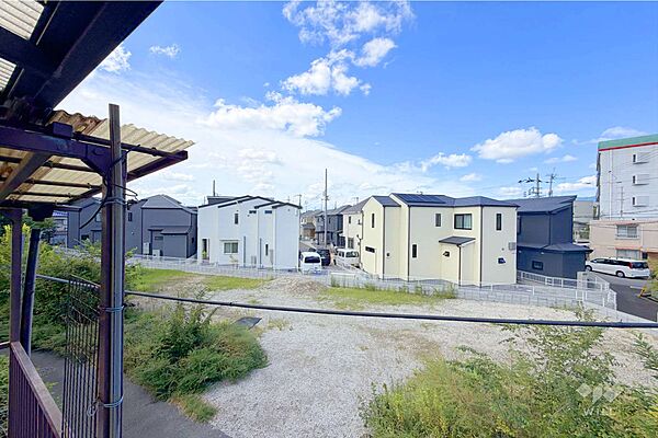 ～バルコニーからの眺め（南西方向）～周辺には高い建物がなく、通風採光良好です。お洗濯物もよく乾きそうです！時には外に出て外気に触れ、気分をリフレッシュしていただくことも可能です！