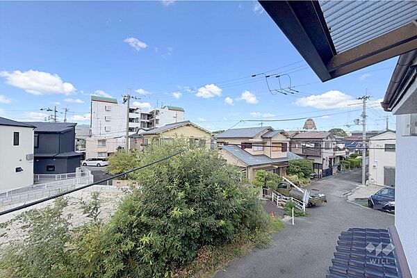 ～バルコニーからの眺め（北西方向）～周辺には高い建物がなく、通風採光良好です。お洗濯物もよく乾きそうです！時には外に出て外気に触れ、気分をリフレッシュしていただくことも可能です！