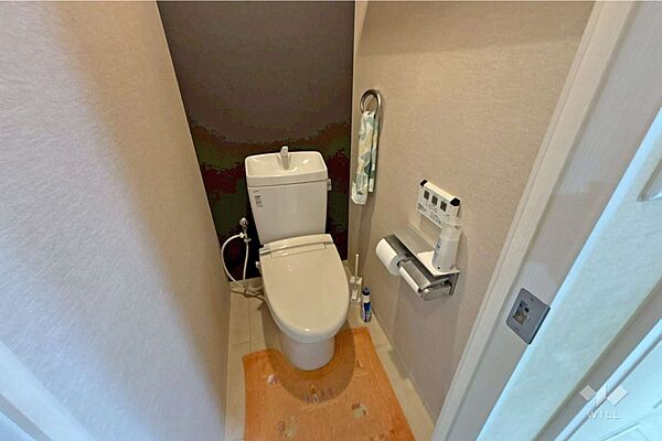 ～トイレ～洗浄便座付きですので清潔を保てます。タオル掛けとペーパーホルダーが2つついており、便利になっております。［2026年6月29日撮影］