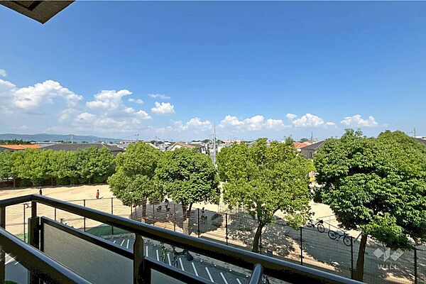 ～バルコニーからの眺め（北東方向）～目の前は公園になっており、高い建物もないので、陽当り・通風良好です！お洗濯物も良く乾きそうです！［2026年6月29日撮影］