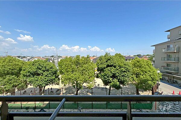 ～バルコニーからの眺め（東方向）～目の前は公園になっており、高い建物もないので、陽当り・通風良好です！お洗濯物も良く乾きそうです！［2026年6月29日撮影］