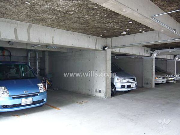 ～屋内平面駐車場～敷地内駐車場は103台（戸数に対する割合30％）で、屋外平面式・屋内平面式です（内28台は分譲駐車場）空き情報に関しましては、お気軽にお問合せ下さいませ！