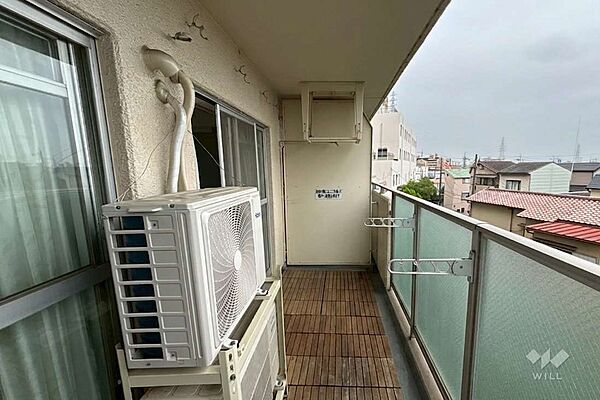 バルコニー※掲載写真は一部CG加工(家具消去)を施しています。現況優先となります。南西向きで、陽当り通風良好です。ガーデニングなども楽しめそうです。