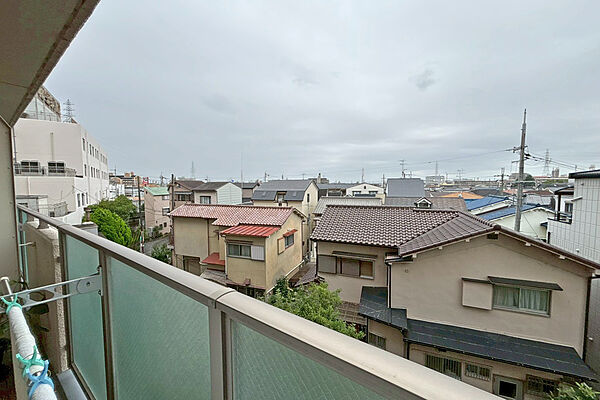 ～バルコニーからの眺め（南東方向）～周辺には高い建物がなく、南西向きですので、通風採光良好です。お洗濯物もよく乾きそうです！［2026年7月7日撮影］
