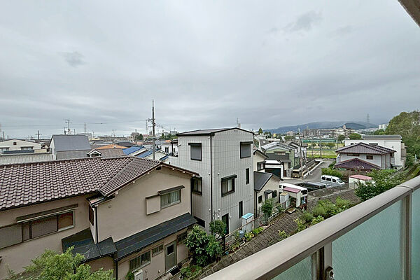 ～バルコニーからの眺め（南西方向）～周辺には高い建物がなく、南西向きですので、通風採光良好です。お洗濯物もよく乾きそうです！［2026年7月7日撮影］