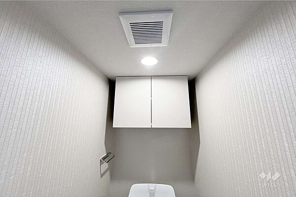 トイレの上部には吊戸棚もあるので消耗品のストックを隠して収納できますので、生活感を隠すことができますので、スッキリとするでき、大変便利になっております。［2026年7月9日撮影］