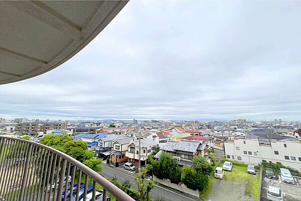～バルコニーからの眺め（南東方向）～5階部分、南向きですので、遮る建物もなく、陽当り通風良好ですので、ガーデニングなども楽しめそうです。［2026年7月9日撮影］