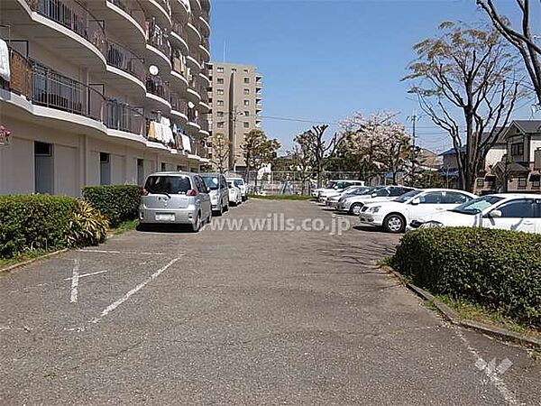 ～敷地内駐車場（平面式）～平面式ですので、車高サイズも比較的気にせずにお停めいただけます。空き情報に関しましては、日々変動致しますので、お気軽にお問合せ下さいませ！