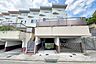 外観：～物件の外観（南側から）～・南付け道路で採光良好！・全居室6帖以上！・3階は両面バルコニーで通風良好！［2026年9月8日撮影］