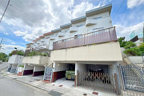～物件の外観（南東側から）～・連棟住宅・駅からの道のりは上り坂・周辺は低層の集合住宅と一戸建てが立ち並ぶ住宅地です！［2026年9月8日撮影］
