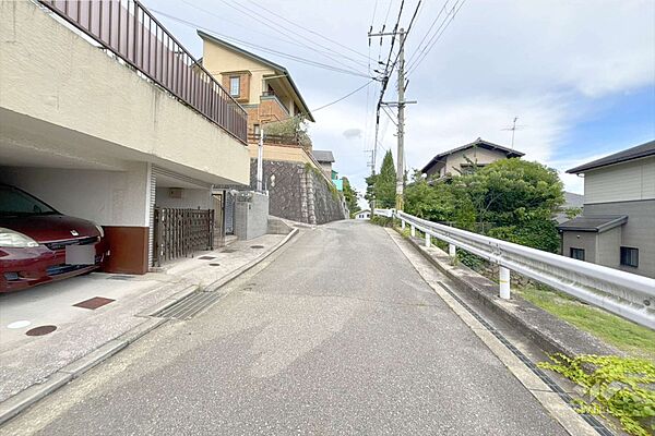 物件の南側前面道路（西側から）この物件はJR福知山線「宝塚駅」から徒歩8分、『伊丹市御殿山2丁目』にあるテラスハウスです。複数駅が利用可能で、阪急宝塚線「宝塚駅」からは徒歩9分の距離にあります