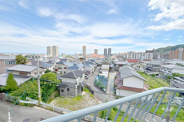 バルコニーからの眺め（南西方向）さえぎる建物がなく、日当たり通風良好で大変気持ちがいいです！時には外に出て外気に触れ、気分をリフレッシュしていただくことも可能です！［2026年9月8日撮影］
