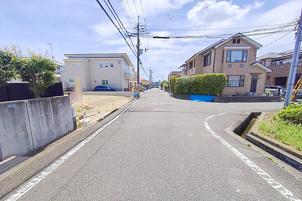 物件の北側前面道路（東側から）［2026年7月9日撮影］