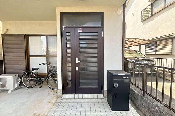 ～物件の玄関～宅配ボックスがございますので、ご不在時も宅配ボックスで荷物を預かれるため、Amazonや楽天など、インターネットでお買い物をされる際に非常に便利です。［2026年7月10日撮影］