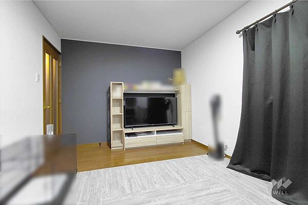 LDK約16.2帖あります。窓から差し込む光がお部屋の雰囲気を明るくします。ソファーやダイニングテーブルを置いて家族の憩いの場としてゆっくり過ごすことができます。［2026年7月10日撮影］