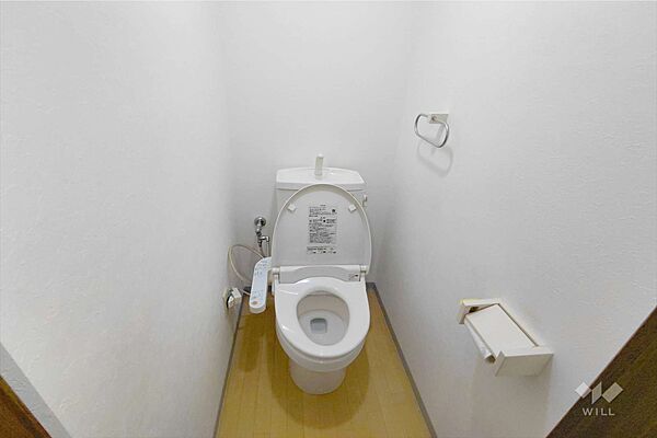 ～トイレ～1階と2階それぞれにトイレがございますので、ご家族が多い方でも忙しい朝に混み合いにくいです！壁紙交換などのちょこっとリフォームもご提案できます！［2026年7月10日撮影］