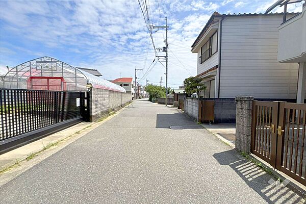 物件の南東側前面道路（北東側から）この物件は阪急伊丹線「伊丹駅」から北西へバス乗車約12分・徒歩4分、『伊丹市大野2丁目』にある中古一戸建てです。［2026年7月10日撮影］